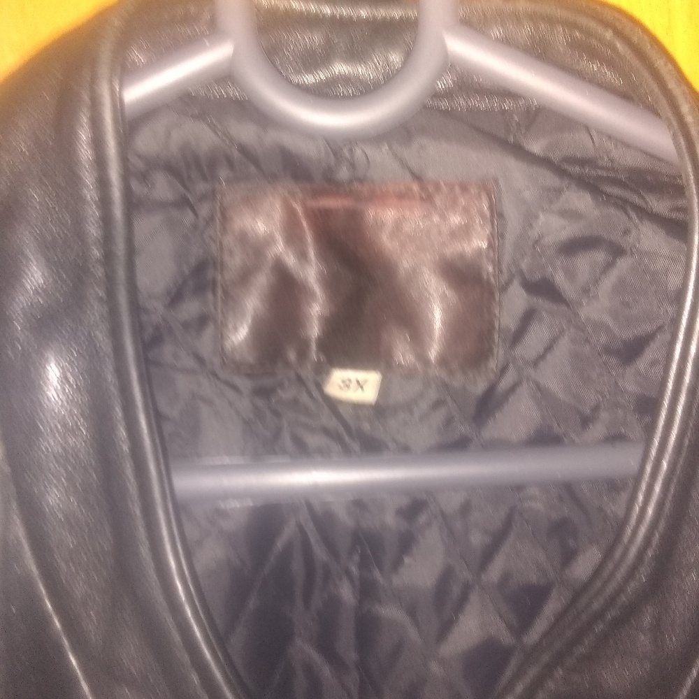 Leather jacket - Picture 3 of 4